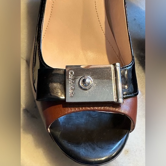 Calvin Klein Business Formal Brown & Black Shoe Metal Buckle Peep Toe Sz 9 1/2 - Picture 6 of 12